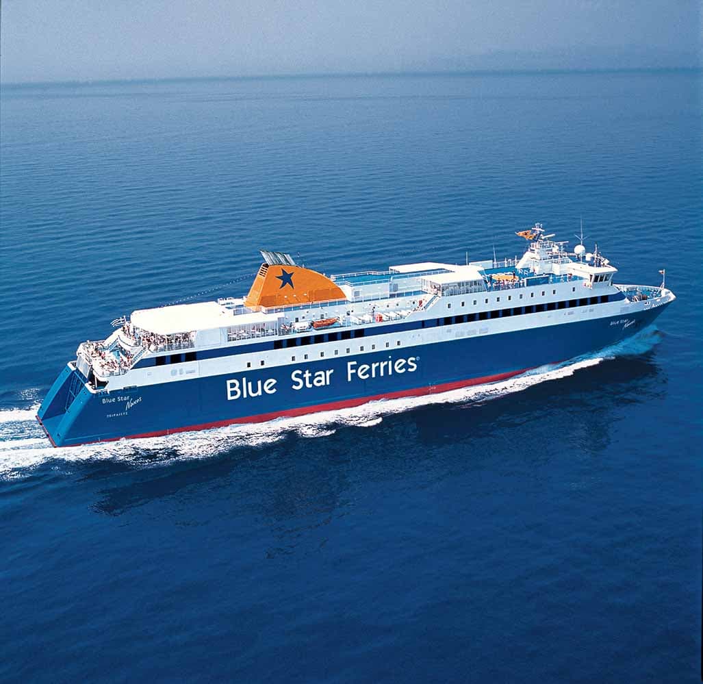 Un grand navire aux couleurs jaune, bleu et blanc sur les eaux d'un bleu profond