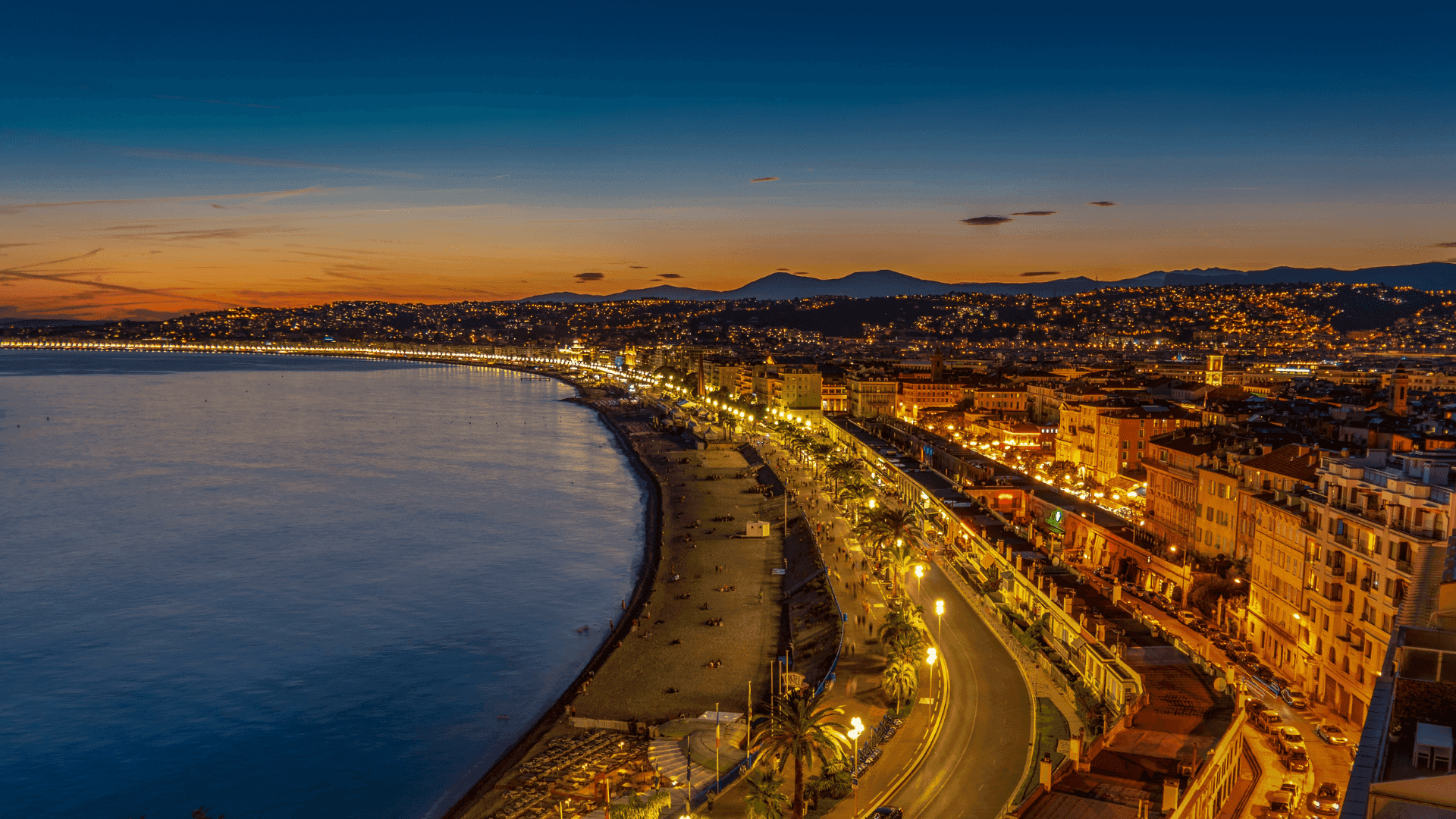 Vue de nuit de la ville de Nice et de son front de mer.