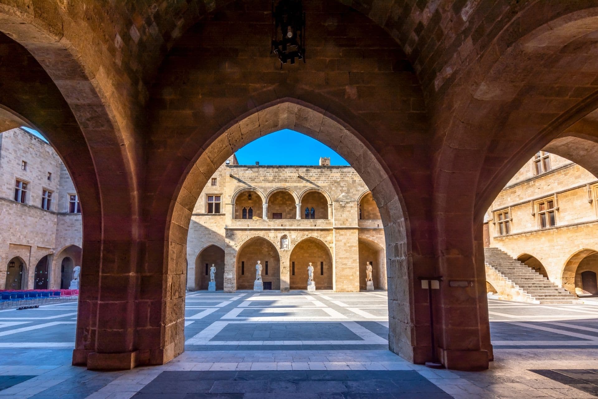 ΜΙΑ ΒΟΛΤΑ ΣΤΟ ΚΑΣΤΡΟ ΤΩΝ ΙΠΠΟΤΩΝ ΤΗΣ ΡΟΔΟΥ