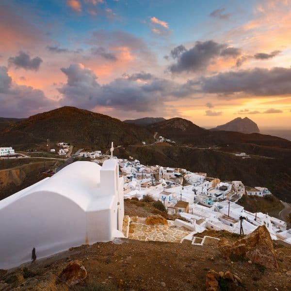 Petit village grec sous le soleil couchant sur une île.