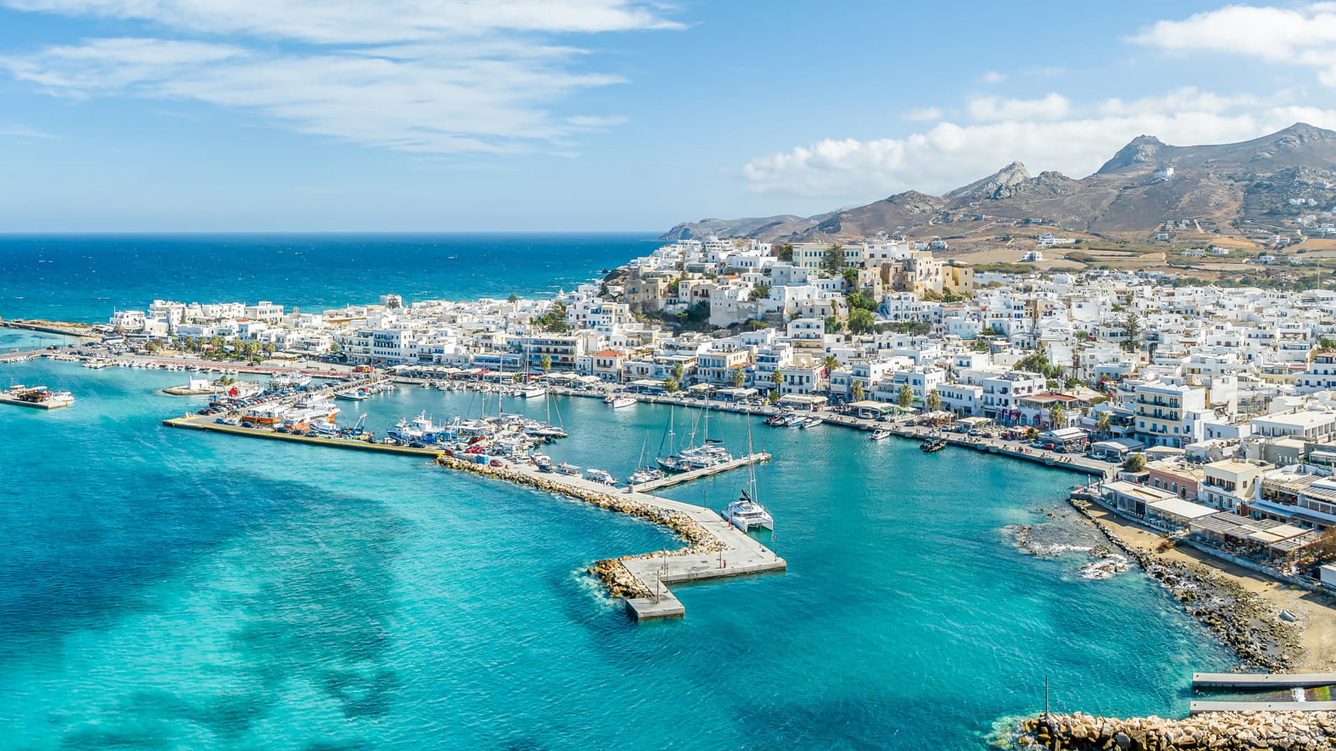 A wide-angle shot of Naxos Chora, where the blue sea is visible. 