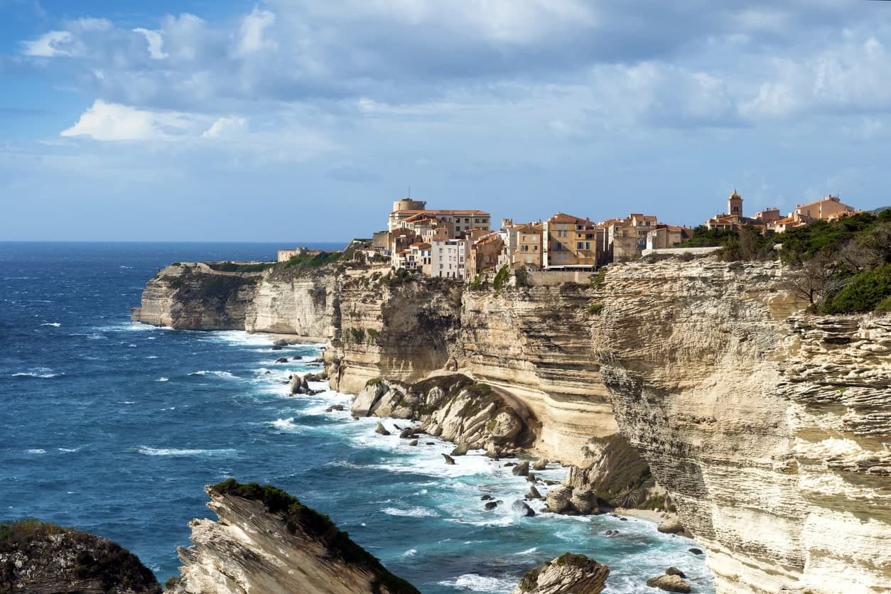 Die Stadt Bonifacio auf Korsika thront spektakulär auf hohen Kalksteinklippen über dem Meer.