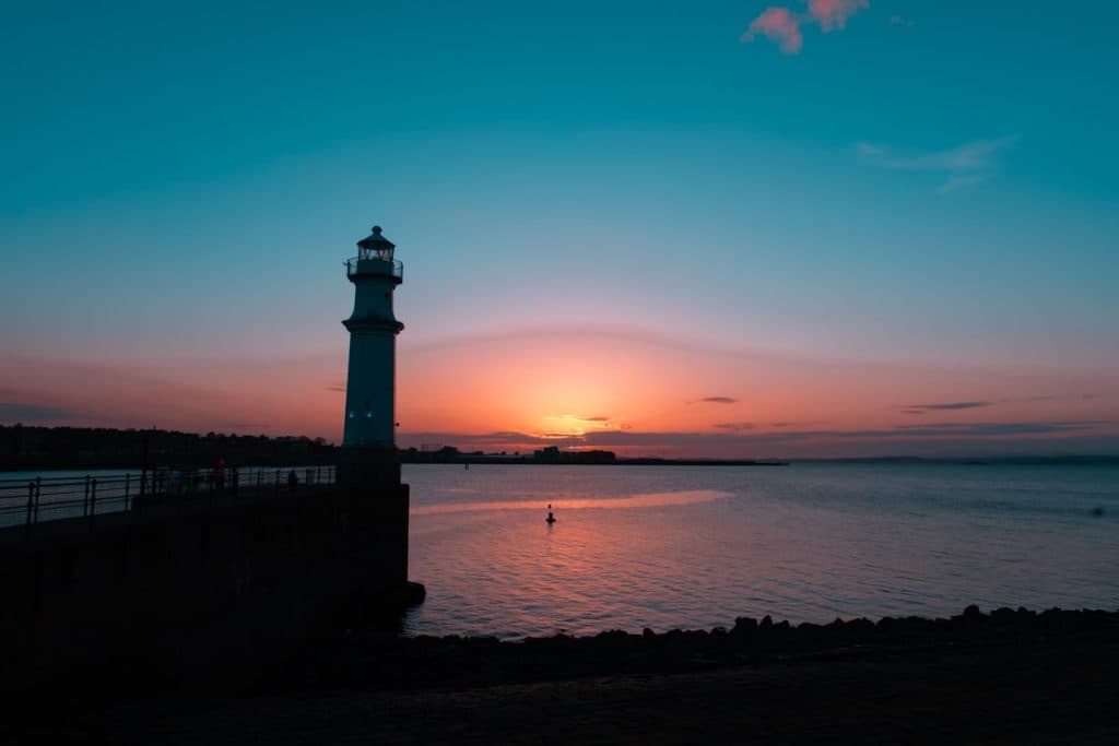 Leuchtturm am Hafen von Newhaven, England, bei Sonnenuntergang.
