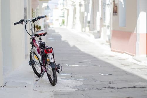 Ένα ποδήλατο σε ένα στενό σοκάκι στη χώρα της Άνδρου