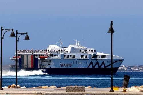 Un ferry de Seajets entrant dans un port d'une île grecque.
