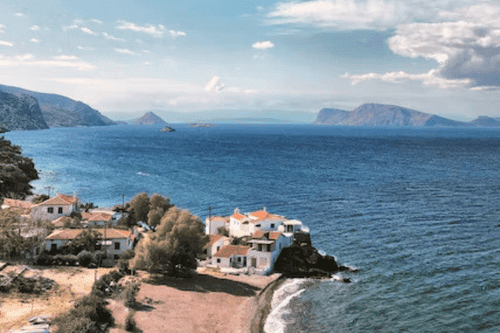 παραλία στην Ύδρα με άμμο και δέντρα