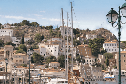 Ύδρα λιμάνι με σκάφη και γαιδουράκια