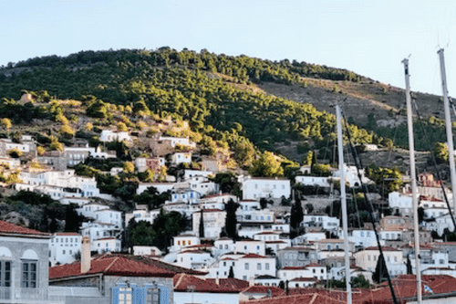ferryscanner σημείο του λιμανιού με σκάφη και τα γραφικά σπιτάκια στο φόντο
