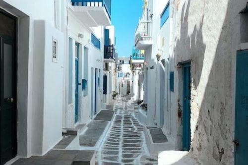 ένα στενό σοκάκι από τη χώρα της Μυκόνου