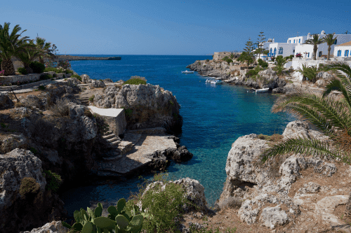 γραφική παραλία με βράχια στο χωριό Αβλέμονας