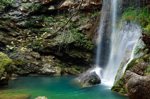 καταρράκτης μέσα στη φύση στα Κύθηρα