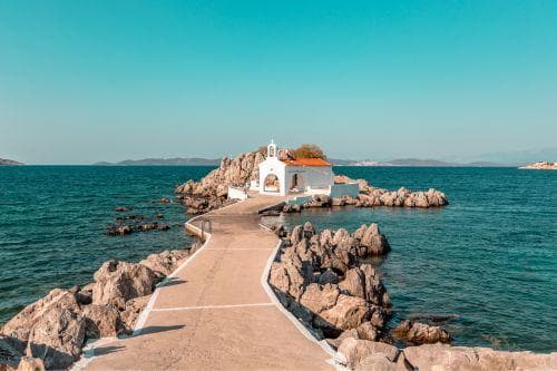 kapell i Agios Efstratios med utsikt över havet