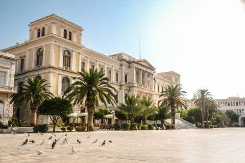 η πλατεία Μιαούλη με το Δημαρχείο και τους φοίνικες