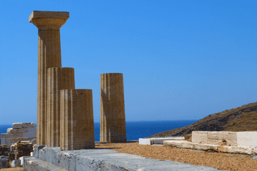 αρχαιολογικός χώρος Καρθαίας στην Τζιά με θέα τη θάλασσα