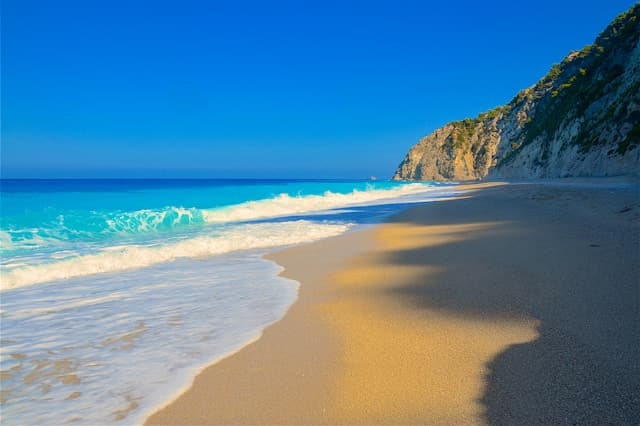 Spiaggia di Egremni, una delle più iconiche dell’isola di Lefkada, in Grecia