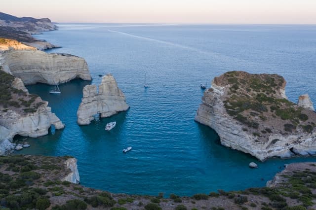 Baia di Kleftiko, una delle mete più famose dell’isola di Milos, in Grecia