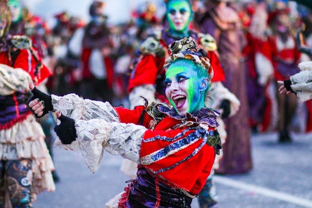 Gruppo di partecipanti in costume che festeggiano durante il Carnevale di Viareggio, uno dei carnevali più belli d'Italia.