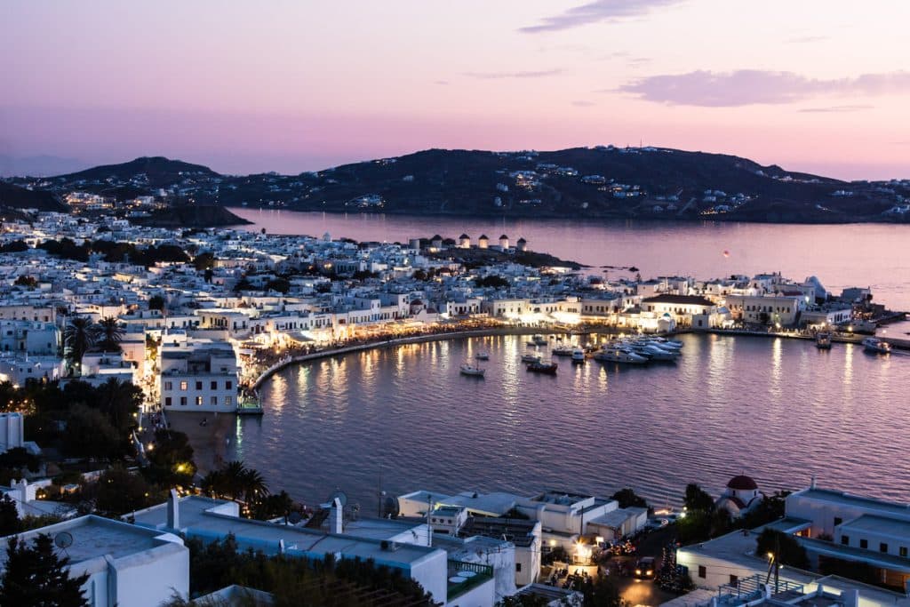 La crique emblématique de l'île de Mykonos une fois la nuit tombée.