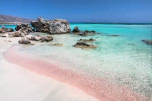 arena rosa en la playa de creta