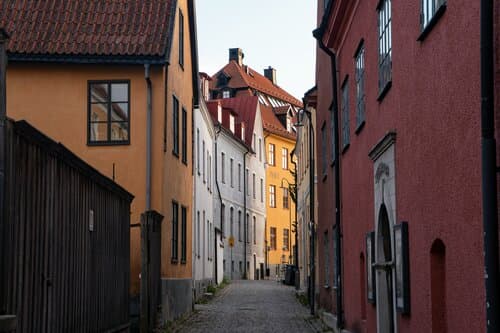 A narrow street in Visby with buildings on both sides
