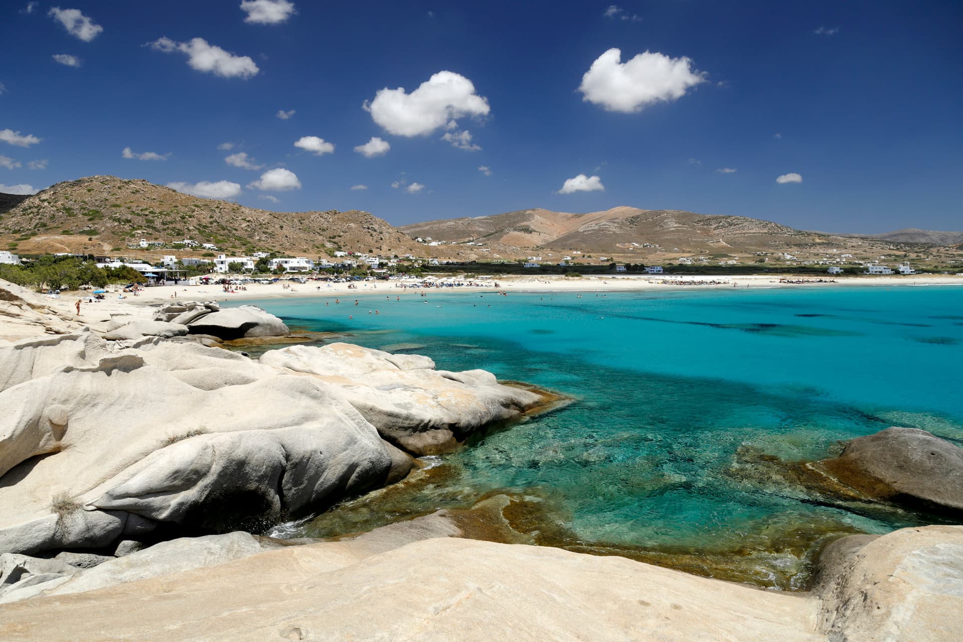 Mes rochers blancs de Miki Vigla plongent dans l'eau transparente. 