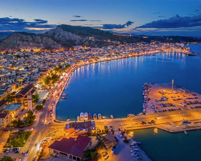 La ville éclairée de mille feux par l'éclairage nocturne de Zante après le coucher du soleil.