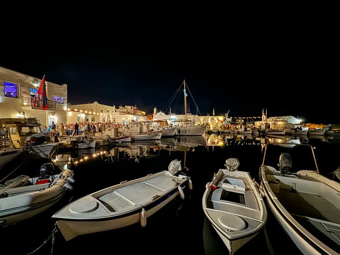 Un petit port de plaisance à Paros, s'éveillant pour la nuit.