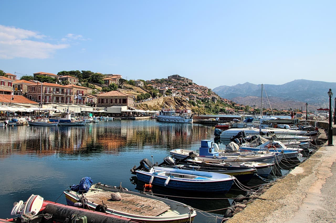 Des petits bateaux amarrés dans un port de plaisance.