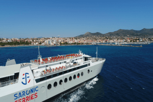 primer plano del barco saronic ferries navegando hacia una de las islas del golfo argosarónico