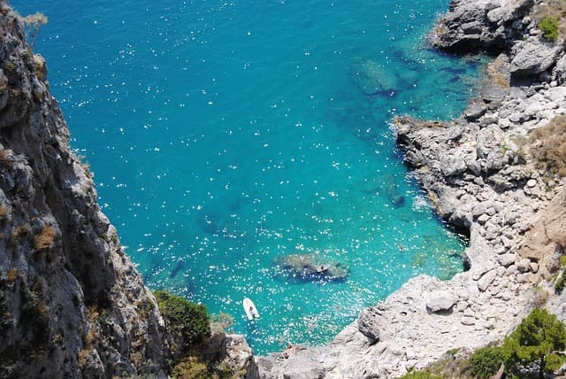 Spettacolare veduta dall'alto di una caletta nascosta sull'isola di Capri, in Italia