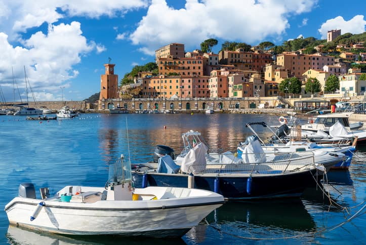 Il pittoresco porto di Portoferraio, il principale centro dell'Isola d'Elba