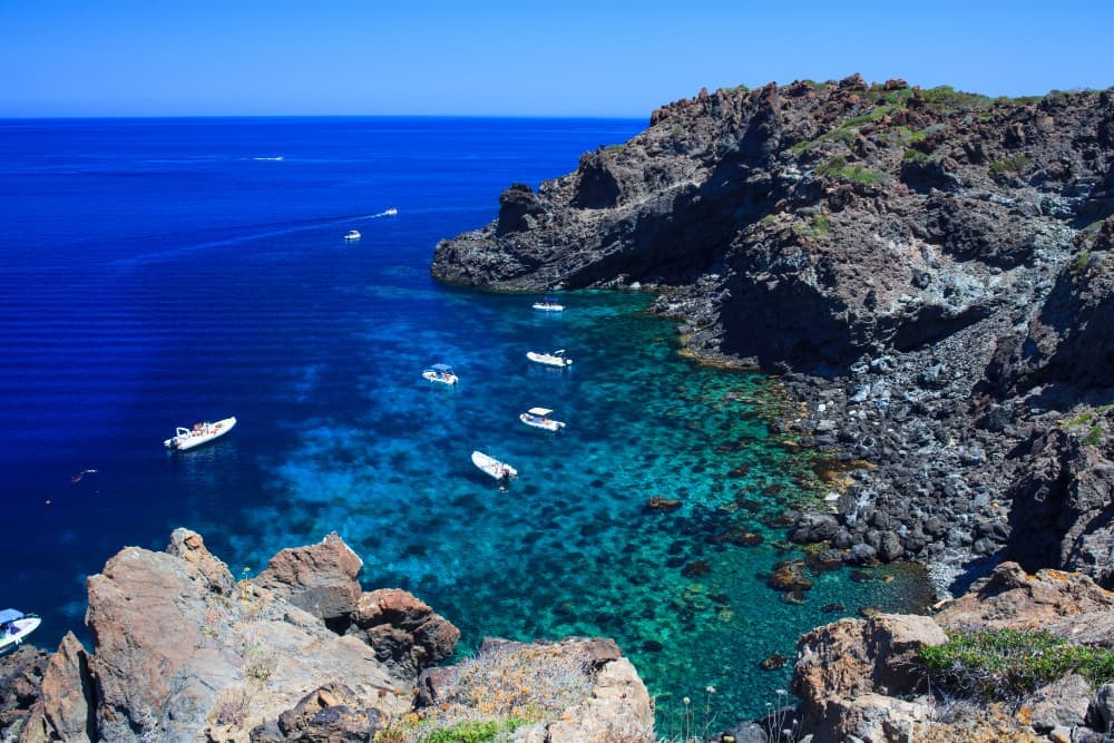 Splendida caletta dell’isola di Pantelleria