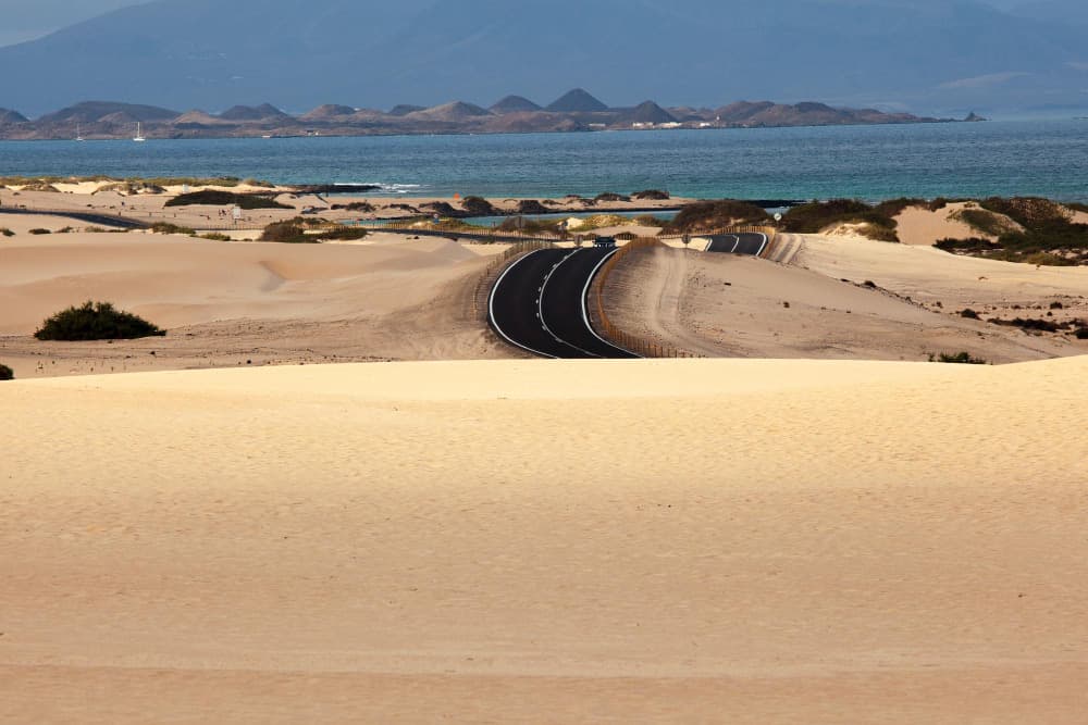 Strada che attraversa il Parco Naturale delle Dune di Corralejo