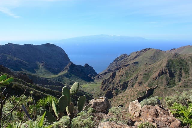 Paesaggio montano verdeggiante a La Gomera