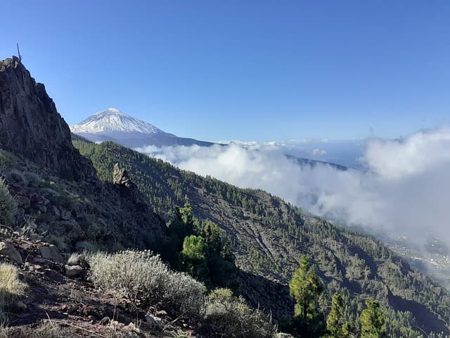 Paesaggio montano con una vista mozzafiato sul vulcano Teide