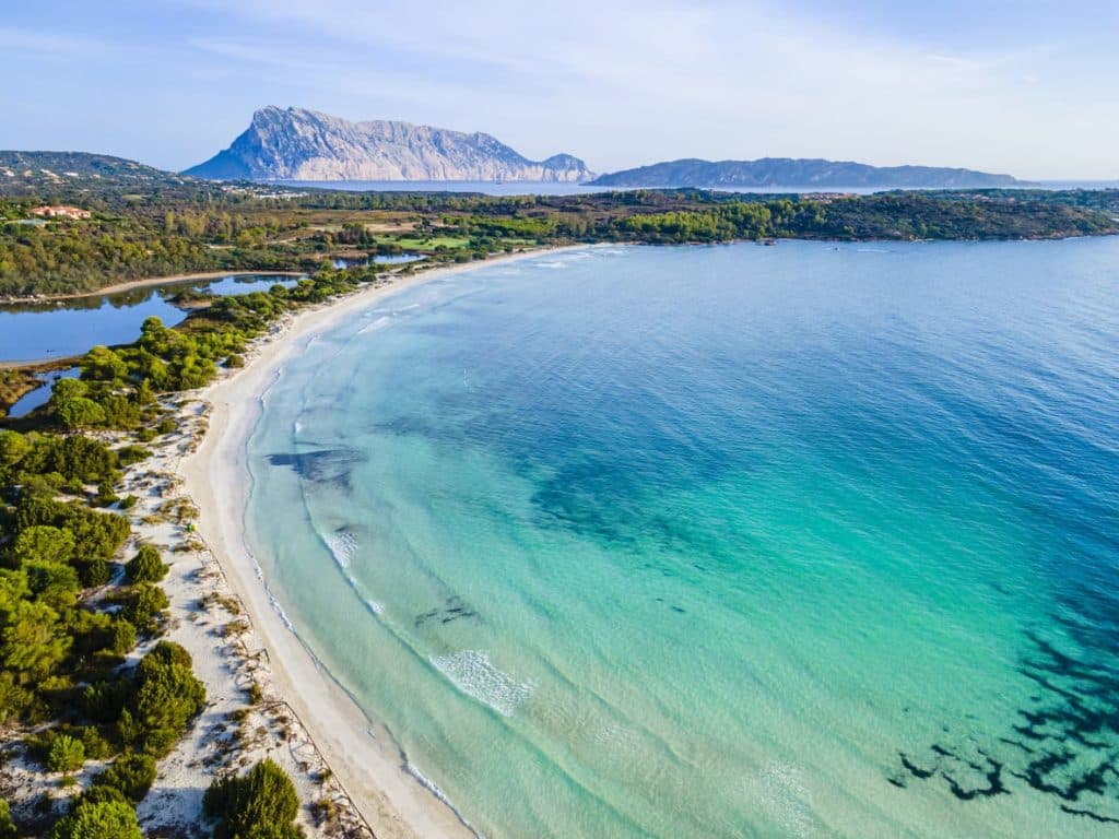 Cala Brandinchi Strand auf Sardinien von oben
