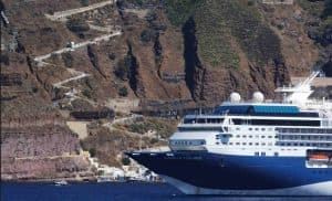 Un grand ferry naviguant sur les côtes de Santorini.