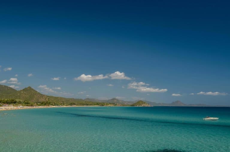 Ein traumhafter Strand auf Sardinien mit goldenem Sand und türkisblauem Wasser