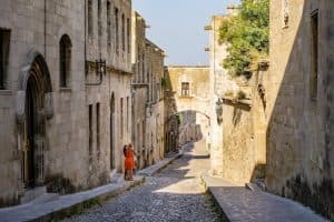 straße auf der insel rhodos, griechenland