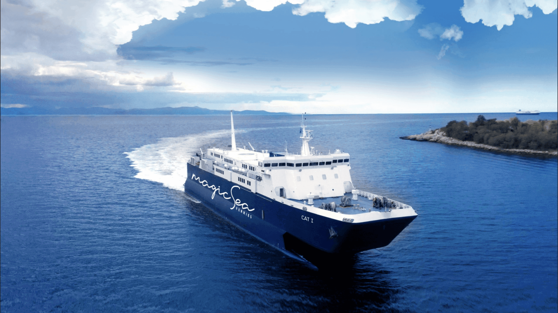 Un grand bateau bleu marine sur les eaux de la Méditerrannée.