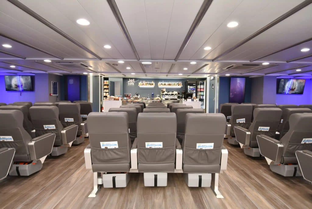 Το εσωτερικό του πλοίου Champion Jet 3 της Seajets