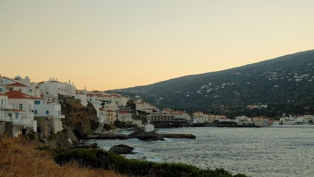 Pittoresco villaggio costiero di Andros, nelle Cicladi, al tramonto.