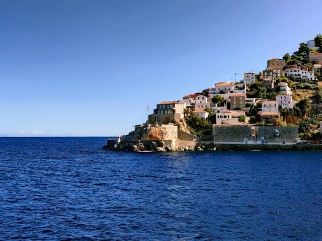 Case tradizionali affacciate sul mare a Hydra, una delle isole greche da girare a piedi.