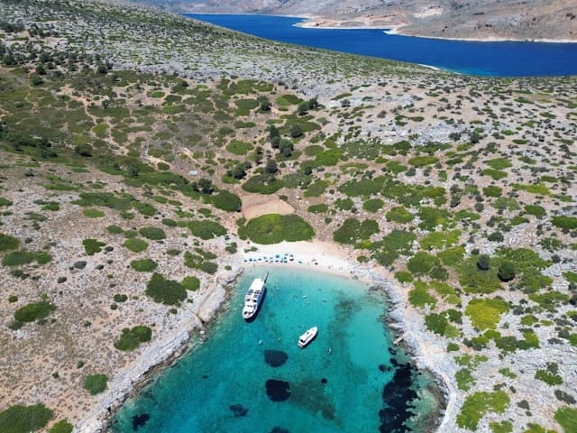 Piccola baia incontaminata sull’isola di Skyros, nelle Sporadi