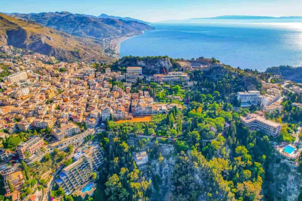 Veduta aerea dell'antico teatro di Taormina con l'Etna sullo sfondo Sicilia Italia