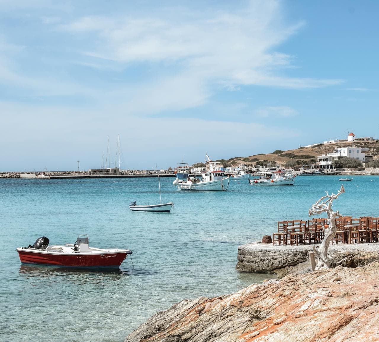 Des barques sur l'eau cristalline de Koufonisia.