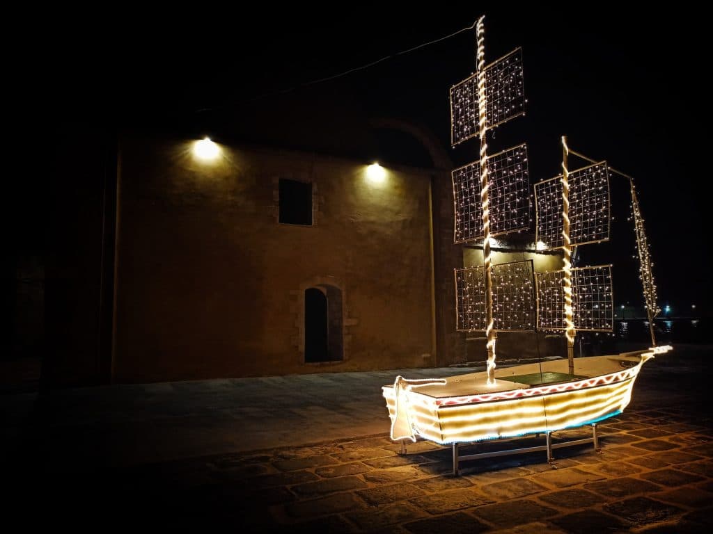 Ένα μεγάλο, φωτεινό πλοίο από λαμπάκια κοσμεί την πόλη κατά τη διάρκεια των Χριστουγέννων.