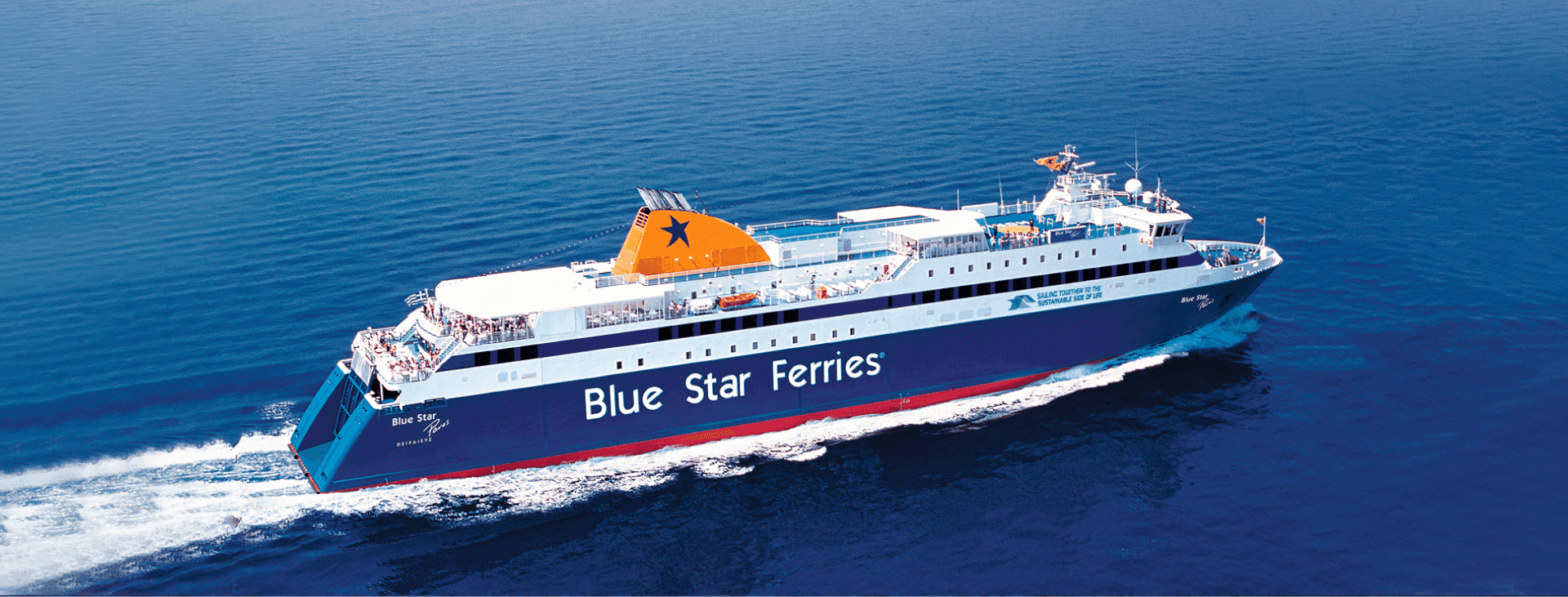 Un grand navire de Blue Star Ferries sur les eaux d'un bleu azur.
