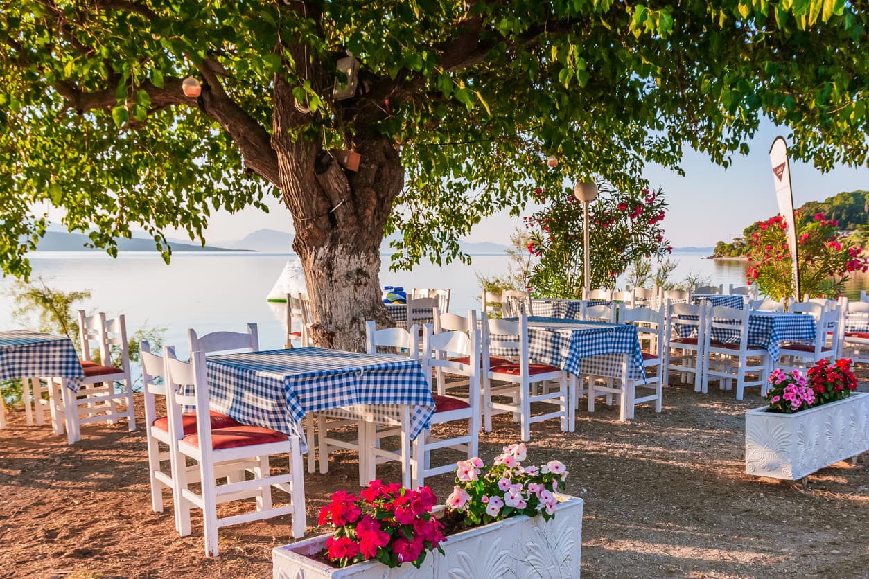 Une taverne typique sur l'île grecque de Lefkada
