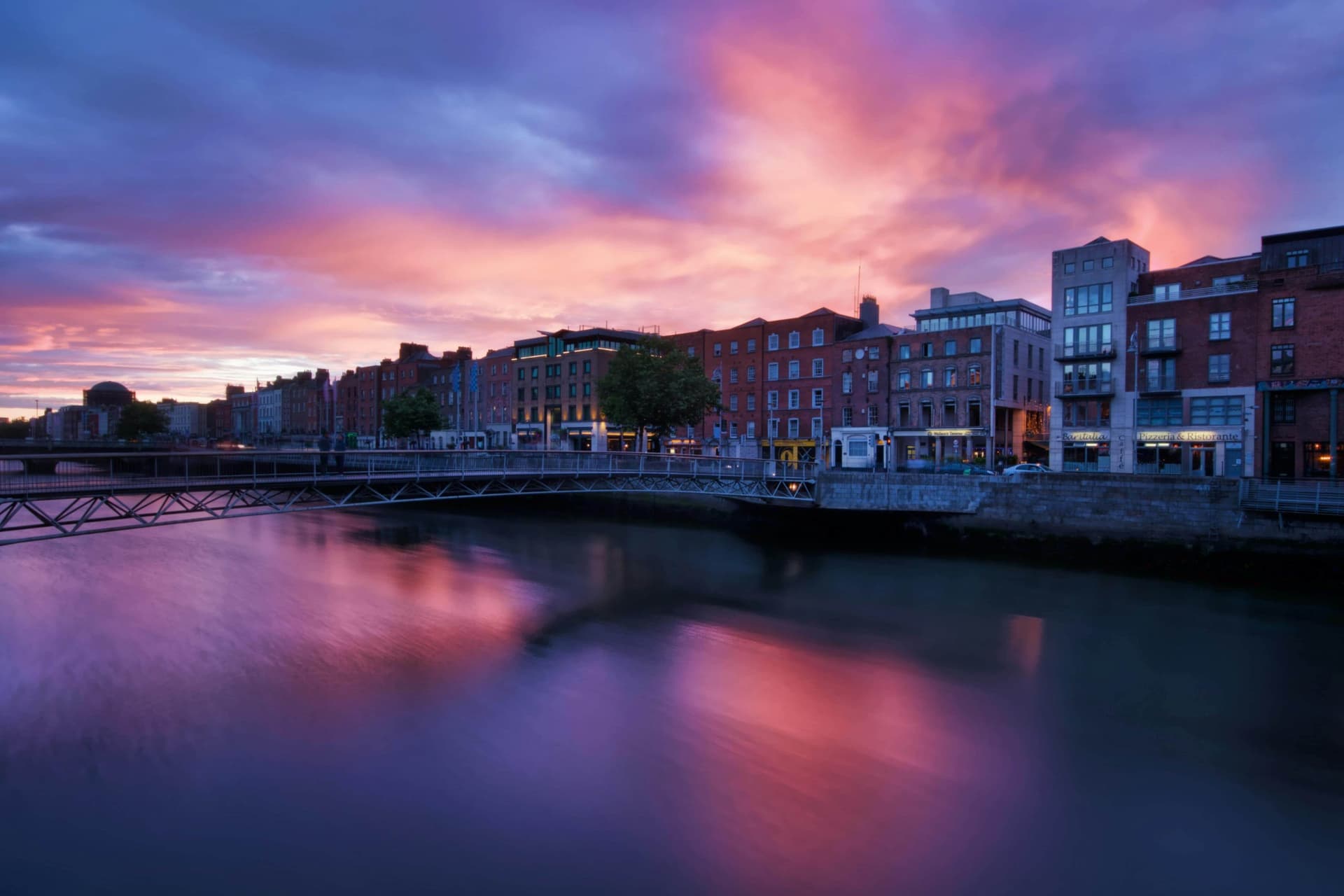 El muelle de Dublín y el río Shannon bajo la puesta de sol.